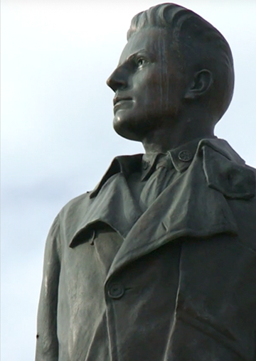 statue